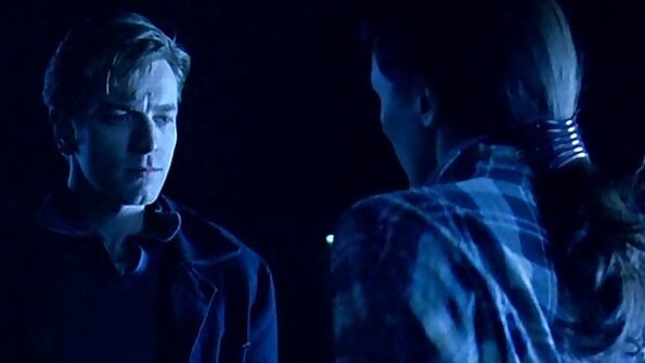 Brünette in reife frauen video Krankenschwesteruniformen ersetzt saftige Leistenschläge durch Patienten