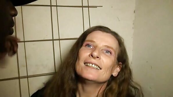 Das Mädchen spähte reife frauen sex filme in die Umkleidekabine und küsste den Athleten