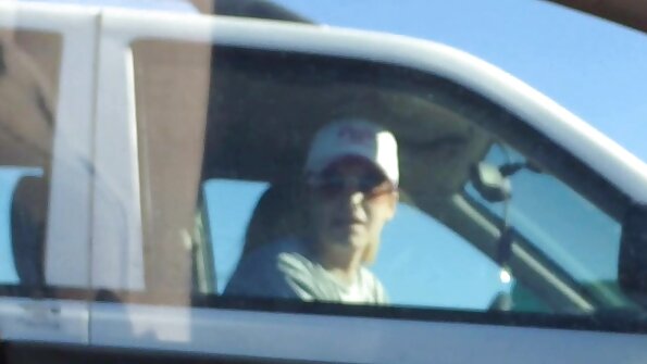 Schöne MILF, die Sex mit einem jungen Mann reife tube in einer Sauna hat