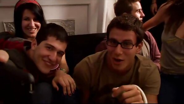 Eine junge Stieftochter betrat das Zimmer des neuen Mannes ihrer Mutter und reife frauen clips spielte mit ihm in hausgemachten Pornos