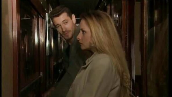 Ein Glatzkopf trinkt Chablis reife damen filme und küsst seine Freundin vor dem Abendessen