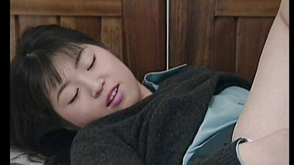 Ein Typ erweitert seine reife frauen sex clips Analöffnung für seine Freundin.