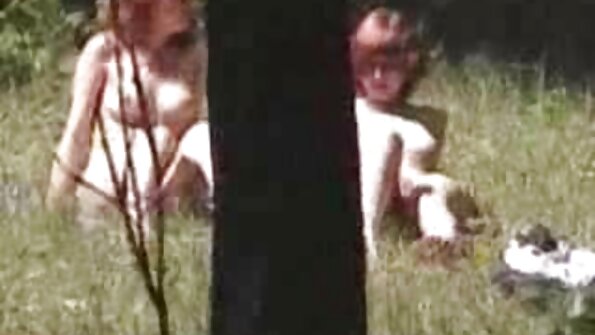 Sie xxx reife frau ist eine wunderschöne Blondine, die einen oralen Kuss mit ihrem Geliebten teilt.