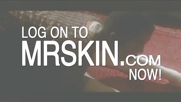 Russisches reife schlampen porn Mädchen spreizt die Beine und ersetzt in der Position des Krebses den Liebesschlitz