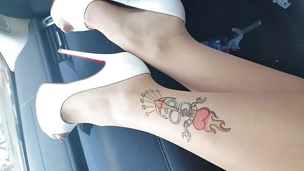 Junges russisches Mädchen in schwarz genießt hausgemachten porno mit einem reife tube Mann