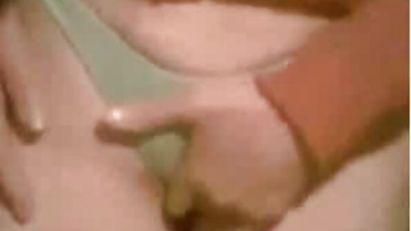 Tätowiertes Mädchen reife porn nimmt Krebshaltung ein und spreizt die Beine für die vagina