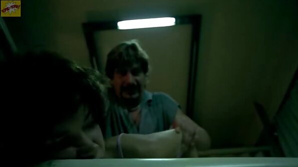 zwei schlanke Schönheiten in High Heels stöhnen nach einem paar, das mit porno videos mit reifen frauen einem Kuss mit einem Mann fickt