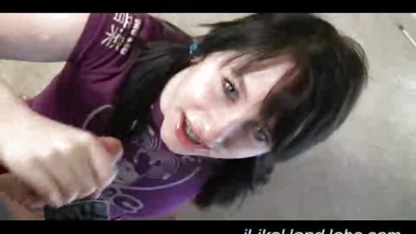 Mädchen im Badezimmer befreit sich sex video reife frauen mit großen Titten und verführt einen Mann zum Sex