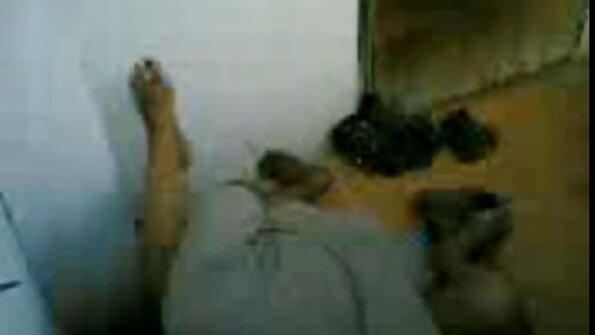 Mädchen in Krebsposition ersetzt sexvideos reife frauen ihren Arsch unter Analsex in Krebsposition