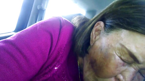 Reife Sekretärin mit großen Titten fickt mit reife frauen sex clips einem Kuss von einem Mann mit Brille