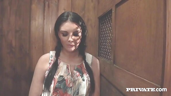 Lesbe nach einem Jenga-Spiel zog ihr Höschen aus und leckte ihre verschwitzte Muschi reife sex tube