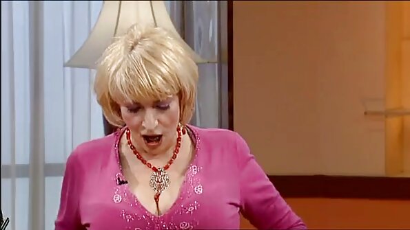 Krankenschwester mit großem Melken reife bbw frauen spreizt ihre Beine und ersetzt den Platz, um auf dem Sofa zu knallen