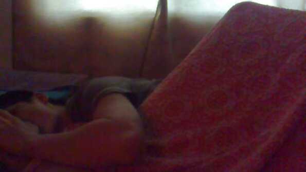 Junges Mädchen weckte sex video reife frauen einen rauchenden Mann und richtete ihn auf