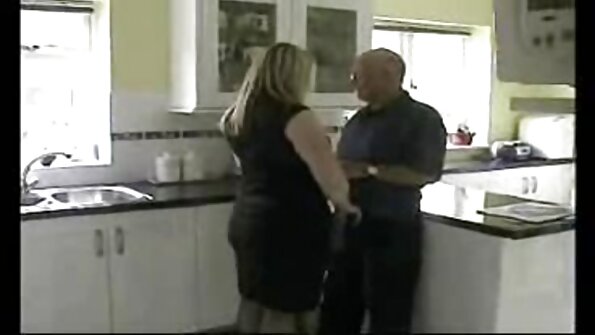 Ein junges Mädchen fesselte die Hände reife sex tube eines Mannes und sprang auf seinen großen Schwanz.