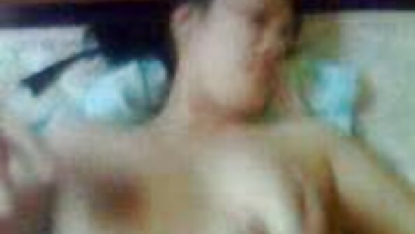 Ein Mann küsste ein hübsches und dünnes Mädchen mit Depressionsstrümpfen sex video reife frauen