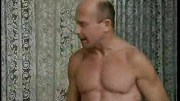 Süßes Teen zieht einen reife weiber videos Mann an und reitet in einem schönen Tropfen auf seinem Penis