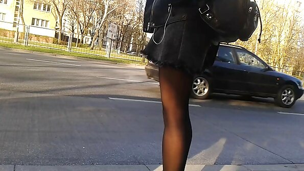 Vollbusige Schönheit im roten Kleid, gefilmt auf Sexvideo zu Hause mit einem Freund und spritzt ab sex videos mit reifen frauen