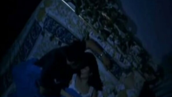 Blondine in Strümpfen genießt gangbang reife damen xxx und Doppelpenetration von vier Jungs