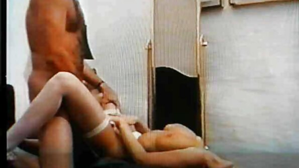 Blondine mit Tätowierung auf ihrem Körper reife sex tube masturbiert und nimmt Sperma von ihrem Geliebten