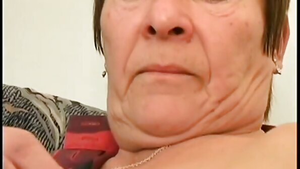 Brünette plant, den reife frauen porno video Arbeiter auf Mund und Muschi zu küssen, bis sie ihn voll füttert