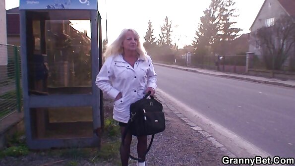 Vollbusige Blondine wird nach der Arbeit hart und hart reife frauen free video mit einem Schwarzen gefickt