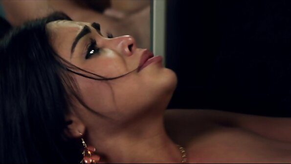 Zwei Männer, die Spaß mit Gruppensexmädchen reife videos im Büro haben