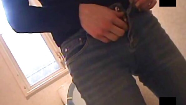 Zwei schwarze Männer lecken die Löcher einer Frau und küssen ihre reife damen xxx Muschi