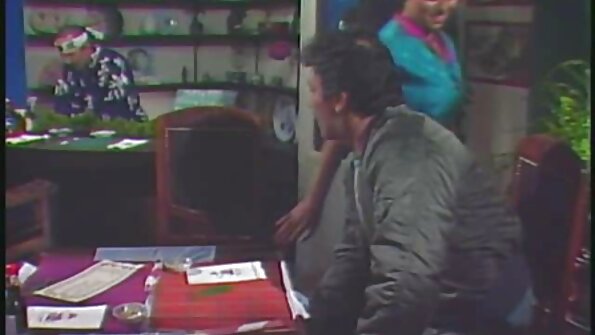 Ein Mädchen erlebt bei einem Kuss zu reife deutsche frauen videos Hause einen tollen Orgasmus