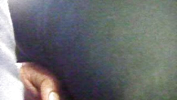 Vollbusige Mutter öffnet den sex videos mit reifen frauen Mund zum Rauchen und analsex auf einer weichen couch