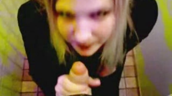 Doppelpenetration zwischen Jungs bringt eine tätowierte reife sexvideos Brünette zum Orgasmus