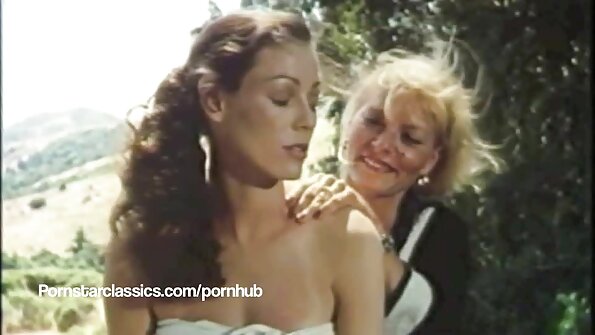 Nach einem Training schloss er sich der Blondine an und sex mit reifen frauen video küsste sie mit Krebs.