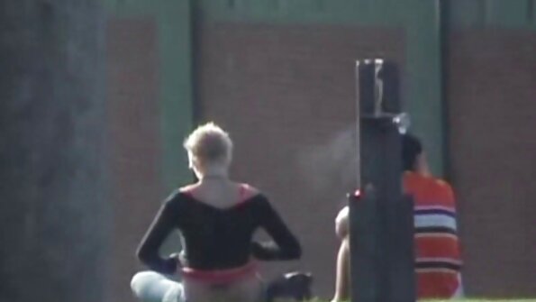 Ein Freund küsste kaum ein schönes reife deutsche tube Mädchen auf einem Doppelbett