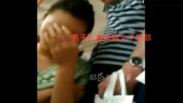 Rothaariges Mädchen und Ihre reife fotzen tube Freundin arrangierten Gruppensex mit einem Mann auf dem Bett