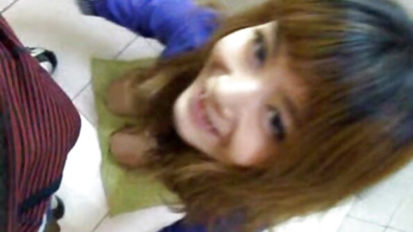 Eine Stewardess in Socken kümmert sich um ein Mitglied des reife frauen sex video Passagiers an Bord