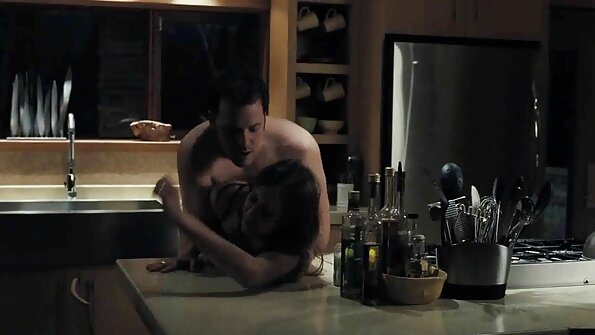 Mädchen spreizt Ihre Beine auf dem Bett und macht ein xxx reife frau enges Loch für eine Tracht Prügel frei