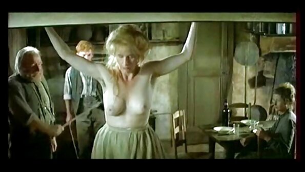 Die Tänzerin spreizte ihre Beine reife porn und ließ seinen Schwanz in ihre nasse Muschi