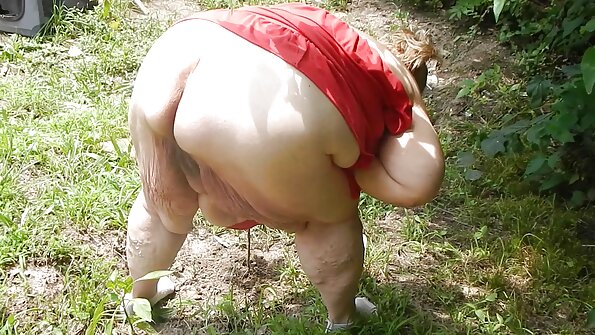 Blondine video mit reifen frauen mit Brille macht ihr enges Loch für echten Sex auf dem Tisch frei