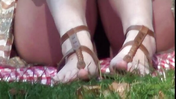 Fröhliche Stiefschwester reife frauen video küsste Muschi im Stehen