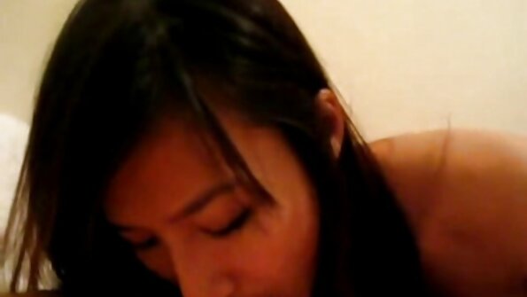 Nacktes Gesicht fingert Brünette, um im Stehen reif gefickt zu ficken