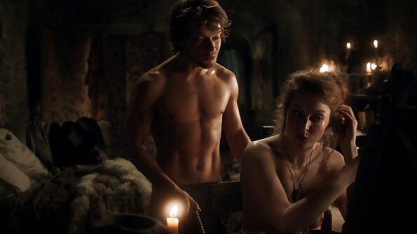 Eine Frau nackte alte frauen videos in einer Krebsposition ersetzt den tätowierten Körper eines großen Mitglieds