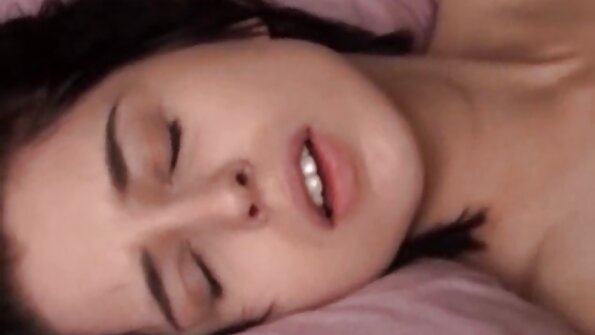 Eine junge Frau ist Masseuse und akzeptiert einen porno videos mit reifen frauen vaginalen Kuss