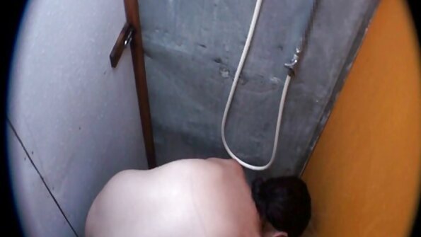 Ein junger Mann lud ein Mädchen ins Haus ein und liebte nackte alte frauen videos sie in der Küche