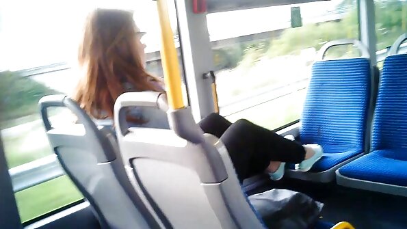 Der Junge leckte das süße sich drehende Kätzchen und küsste es leidenschaftlich reife damen videos