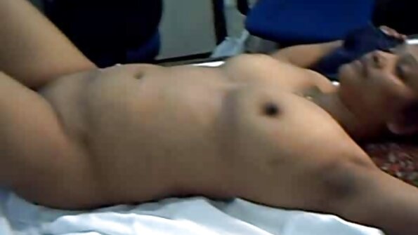 Kerl versohlt dünne Blondine mit reife damen xxx Tätowierung und Fingern an den Beinen