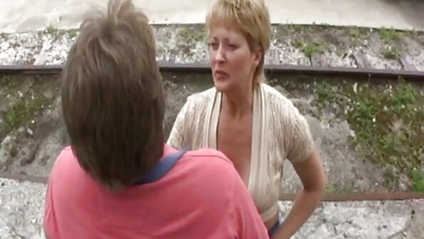 Während der alte Mann schläft, berührt die Frau mit den sex video ältere frauen großen Titten den Schwanz ihres Sohnes im Schlafzimmer