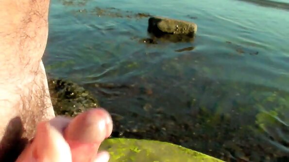 Rothaariges reife frau sex film Mädchen auf einem großen Bett, bereit für Ego-Sex, einen Orgasmus zu bekommen