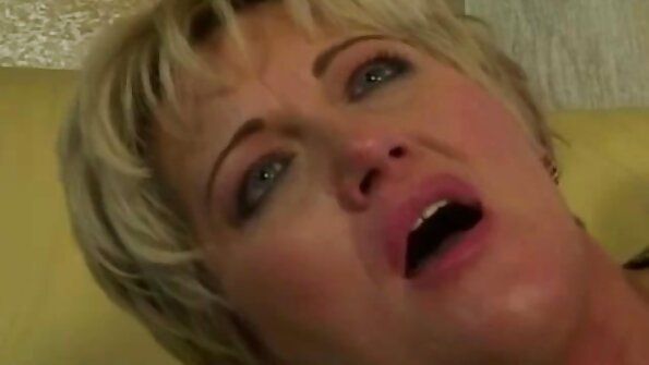 Sexy Stiefmutter bläst mit ihrem jungen unerfahrenen Stiefsohn reife damen videos eine Fledermaus