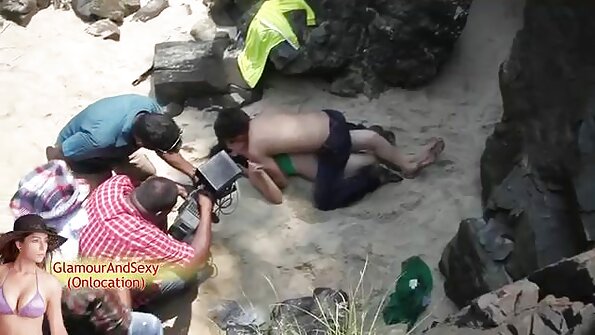 Süßes dünnes Mädchen spioniert die reife frauen nackt video Handarbeit eines Freundes aus und gibt ihm einen Blowjob mit einem Kuss