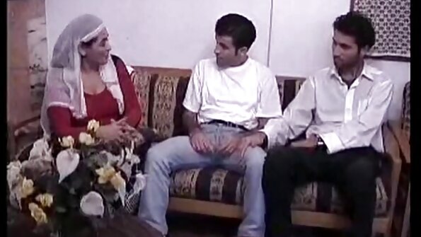 Dunkelhaarige Mutter hob ihr kurzes Kleid auf und fing reife sex tube an, über die Befehle zu stöhnen