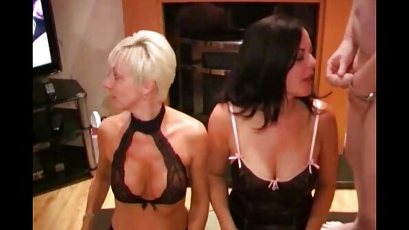 blondine mit elastischem Arsch für hausgemachten Porno bereit, Mitglieder zu lutschen porno filme von reifen frauen und darauf abzuspritzen